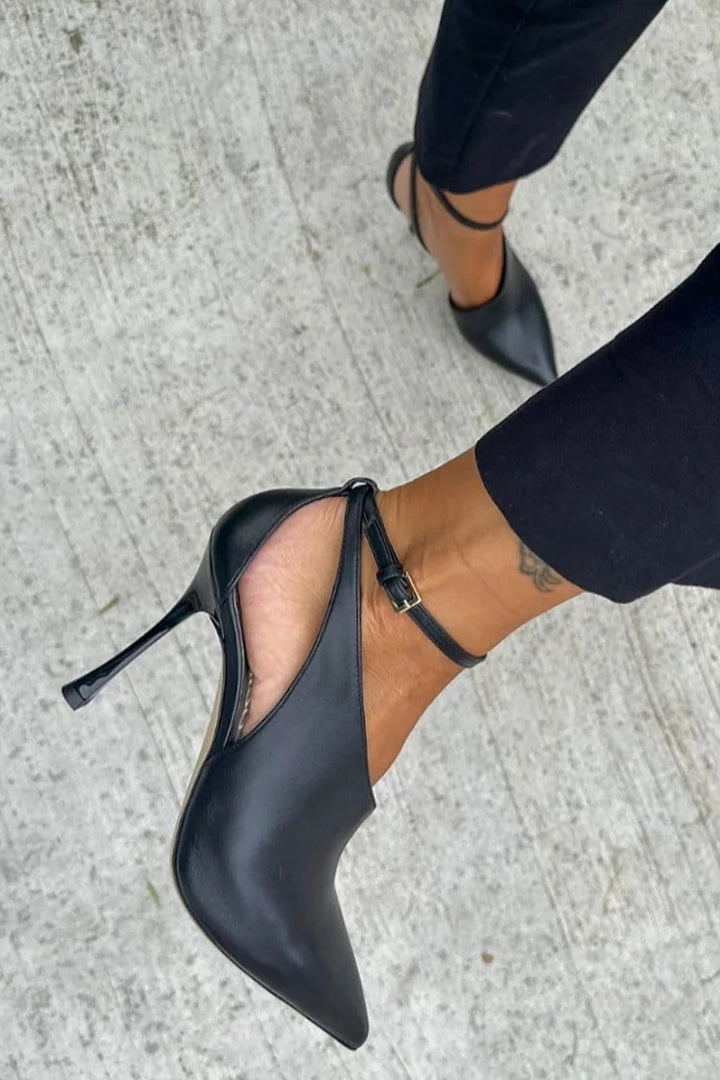 DÉCOLLETÉ À POINTE AVEC BRACELET
