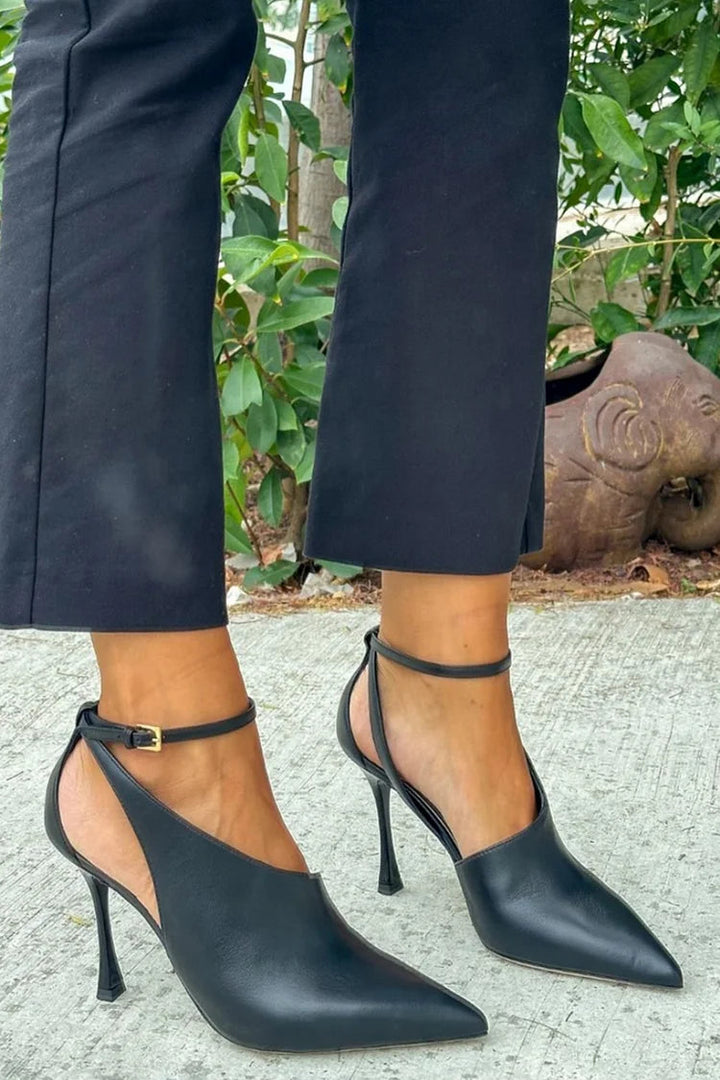 DÉCOLLETÉ À POINTE AVEC BRACELET