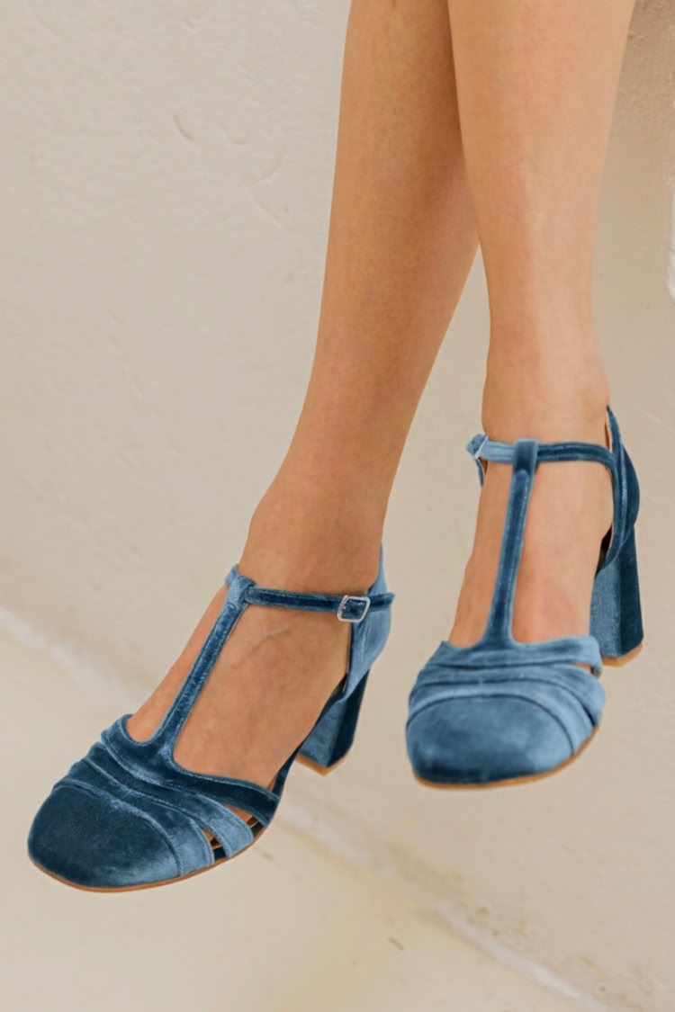 CHAUSSURE AVEC BRIDE EN T ET TALON STABLE
