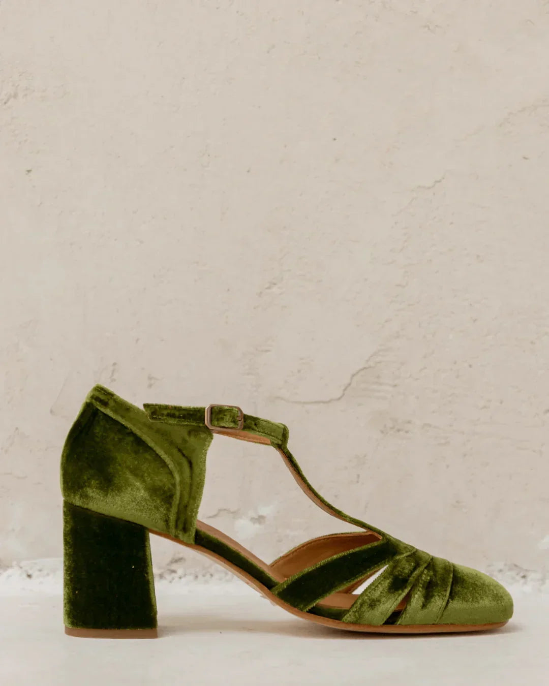 CHAUSSURE AVEC BRIDE EN T ET TALON STABLE