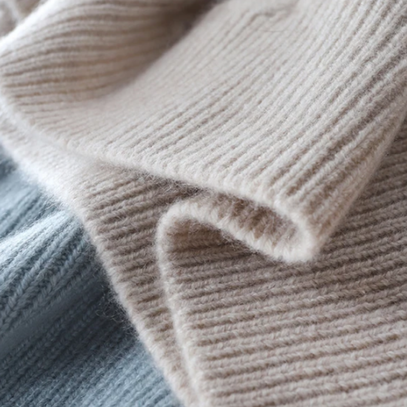 Lucie – Pull en couture avec col roulé