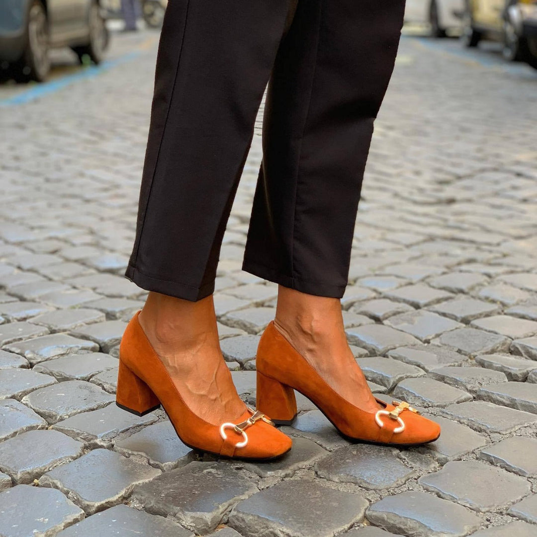 DÉCOLLETÉ ÉLÉGANT AVEC DÉTAIL OR
