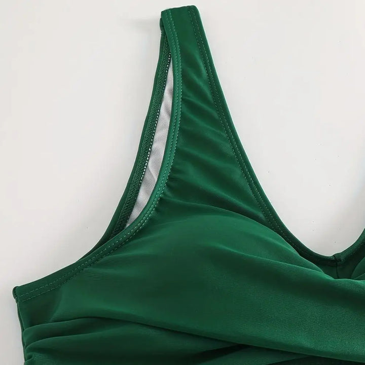 Sarena | Votre bikini sculptant pour le ventre avec un élégant décolleté en V